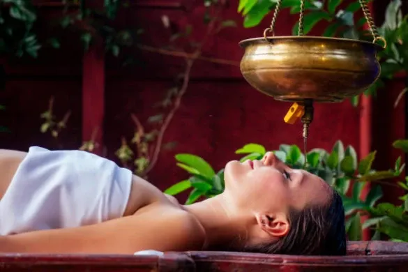 Massage ayurvédique Shirodhara à la Cabane d'Emma